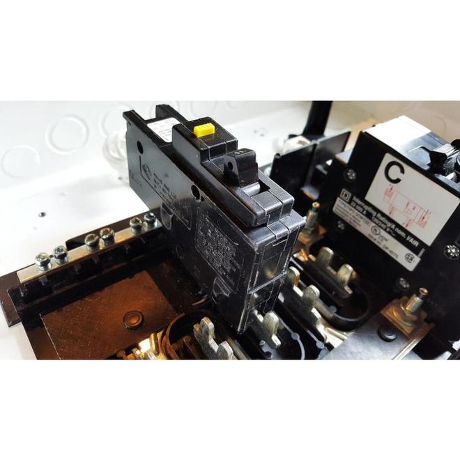 Homeline CHOM GFI 15Amp Single Pole Ground Fault PlugOn Circuit