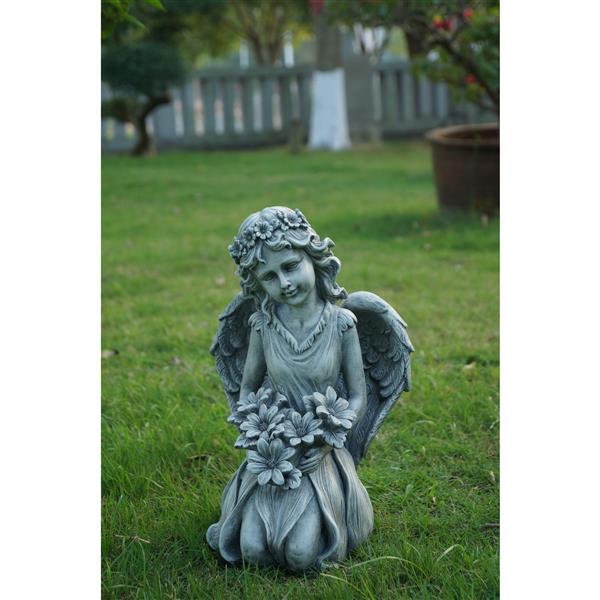 Statue de ange à genoux tenant des fleurs, multicolore