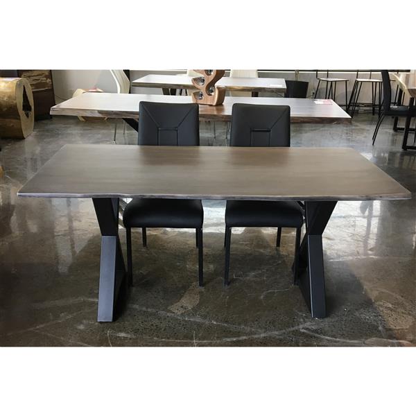 Table en bois d'acacia gris de Corcoran, bords naturels, 67 po, pattes en X en métal noir