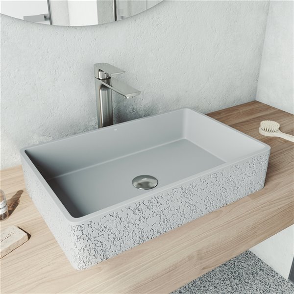 Lavabo de salle de bains gris cendré Dahlia de VIGO, robinet