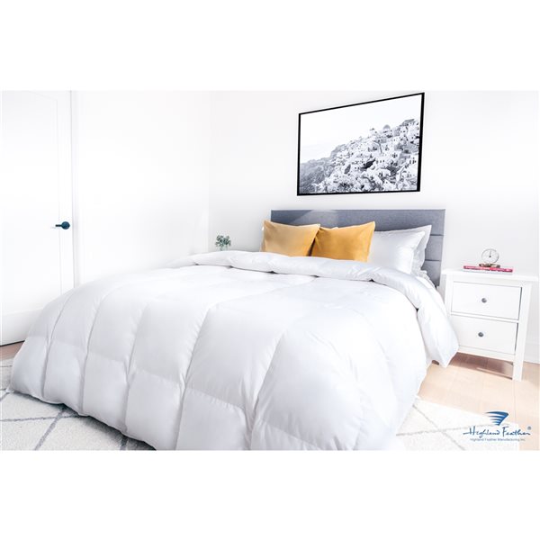 Douillette blanche en cotton avec duvet d'oie de Highland Feather, très grand lit californien