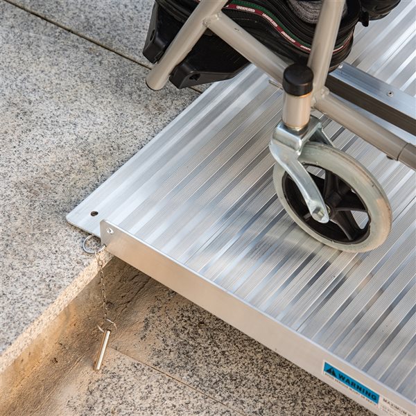 Rampe pour fauteuils roulants pliante en aluminium par HomCom conforme à  l'ADA de 5 pi x 28,25 po 713-021