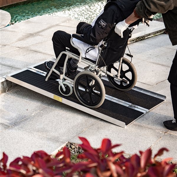 Rampe pour fauteuils roulants HomCom 4 pi x 29,1 po pliante aluminium  conforme à l'ADA 713-029