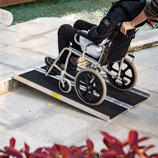 Rampe pour fauteuils roulants HomCom 4 pi x 29,1 po pliante aluminium  conforme à l'ADA 713-029